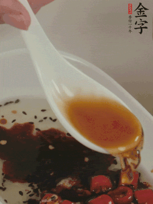 再加2勺生抽、1勺香醋攪拌。