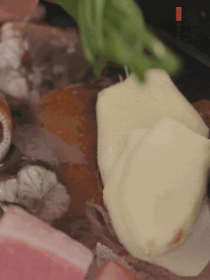 加姜片、蔥結(jié)、料酒。