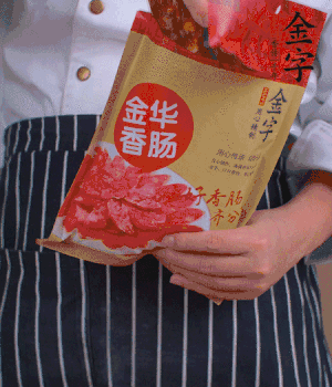 香腸切成斜片，小米辣切成斜片。