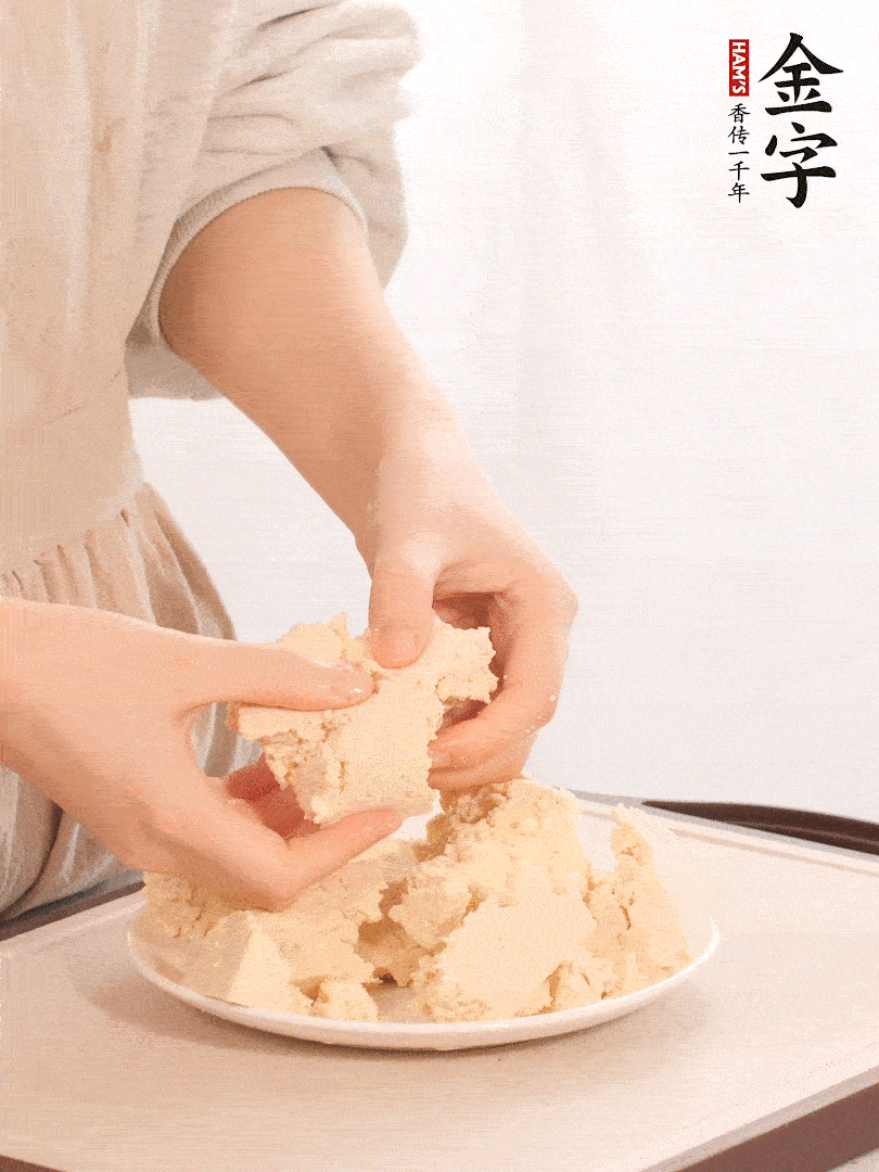 老豆腐用手掰成塊。