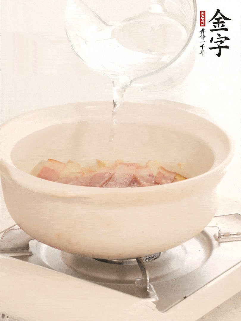 放入火腿片，加開水，再加入豆腐