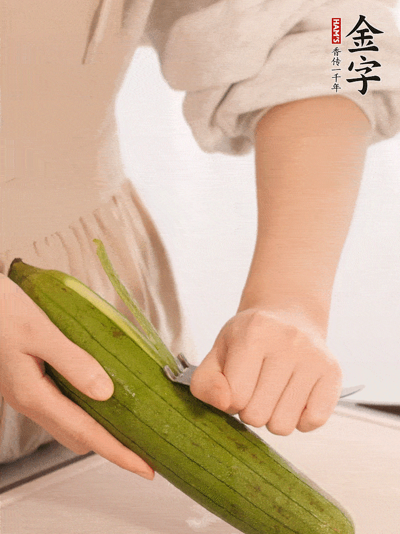 絲瓜去皮切滾刀塊用鹽殺一下水分洗凈。