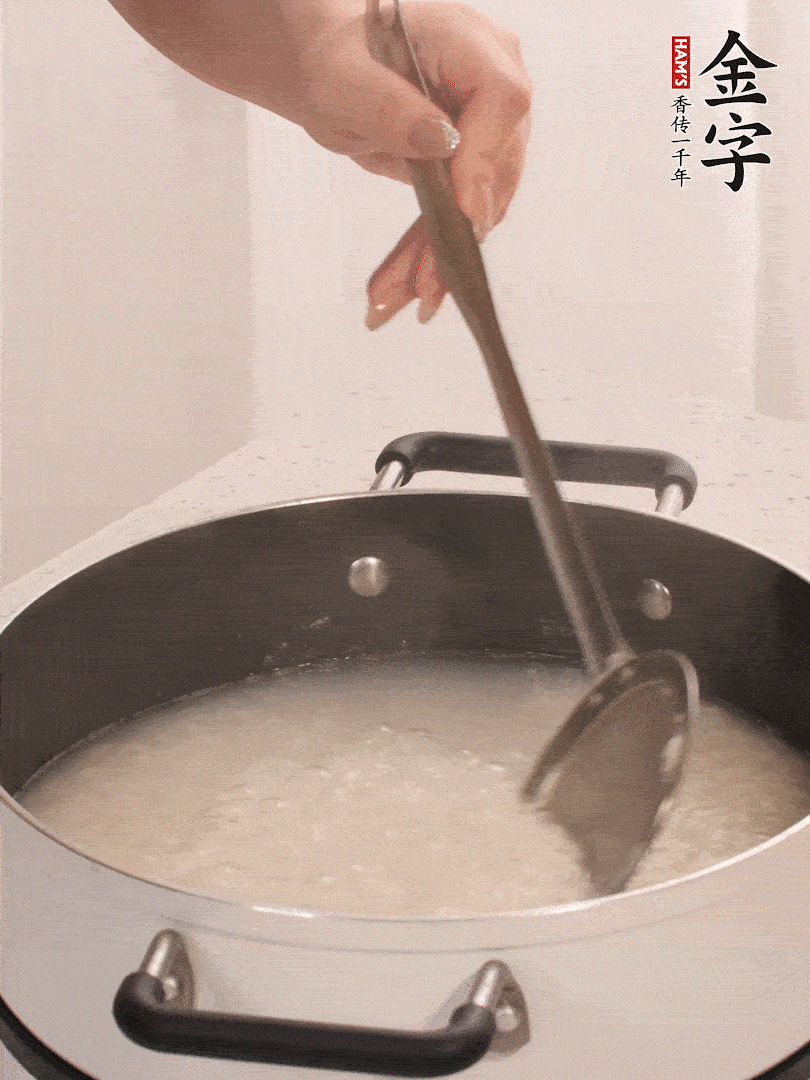 香菇、土豆、胡蘿卜、金字土香腸切小塊。