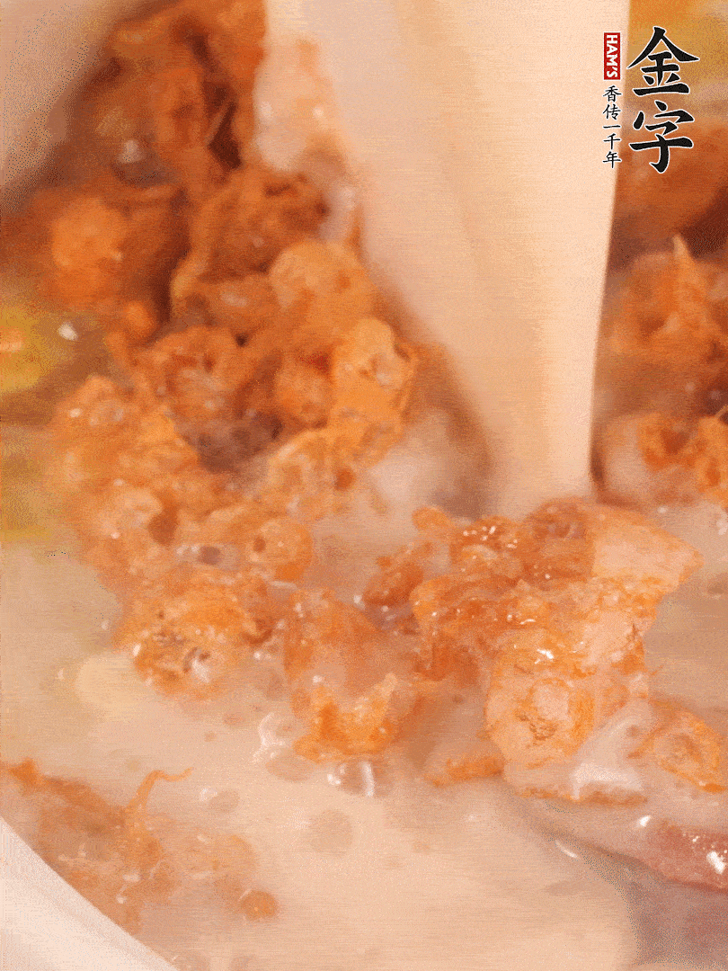 加入蛋酥再煨煮2分鐘，加入豆?jié){。