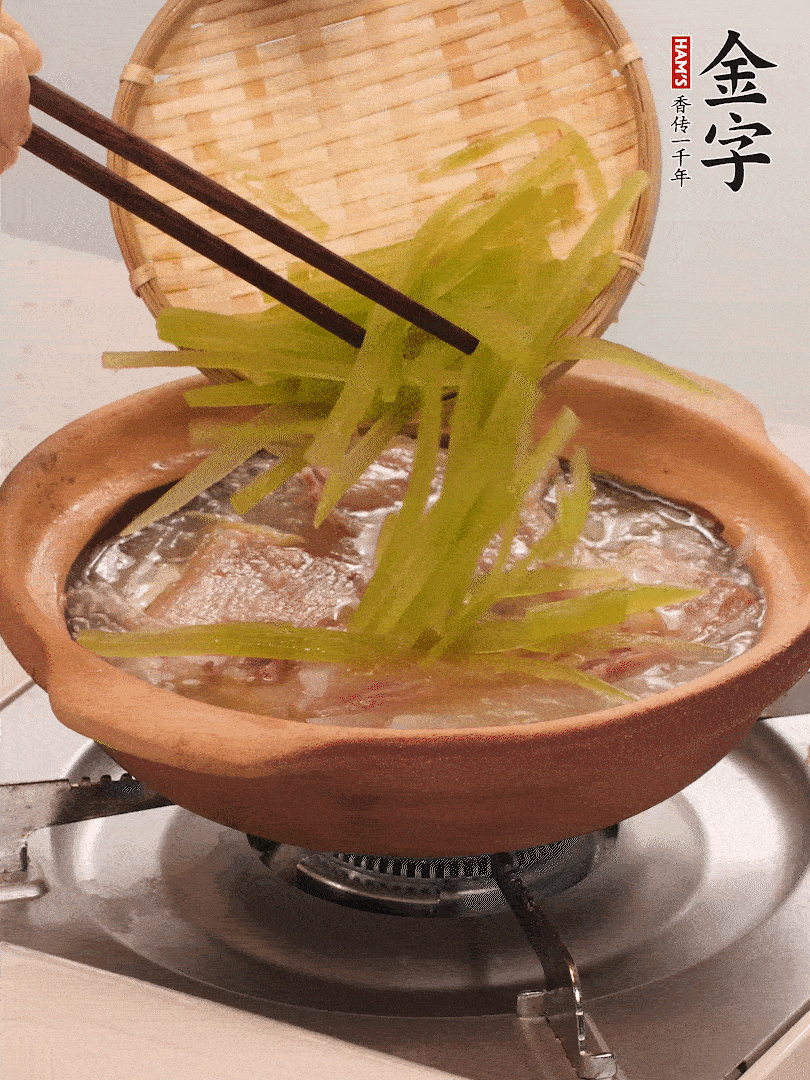 放入白蘿卜絲繼續(xù)炒軟炒至透明狀。