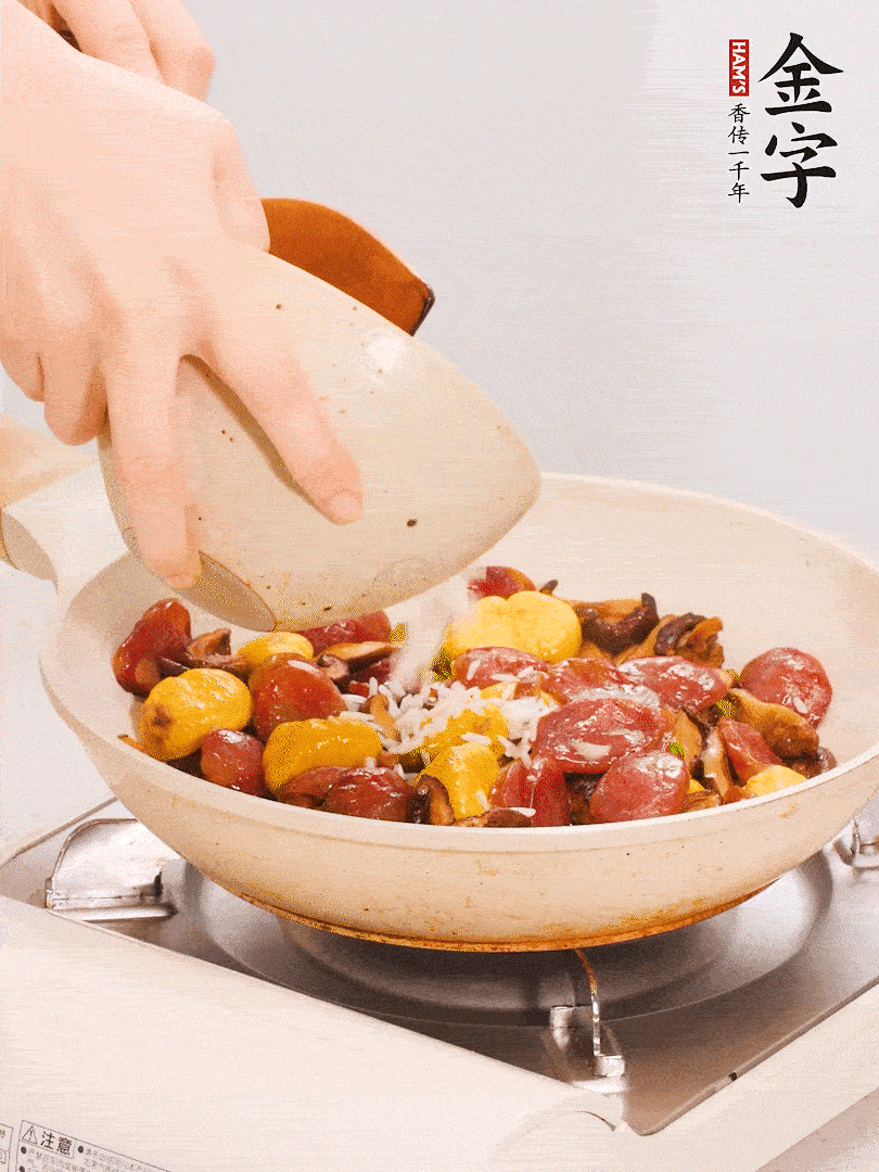 把米淘洗干凈，放入切好的香菇、板栗、毛豆。