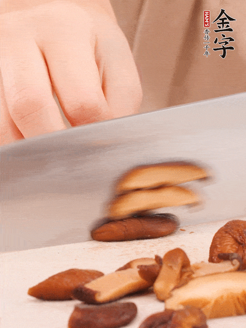 干香菇泡發(fā)，切成小塊。