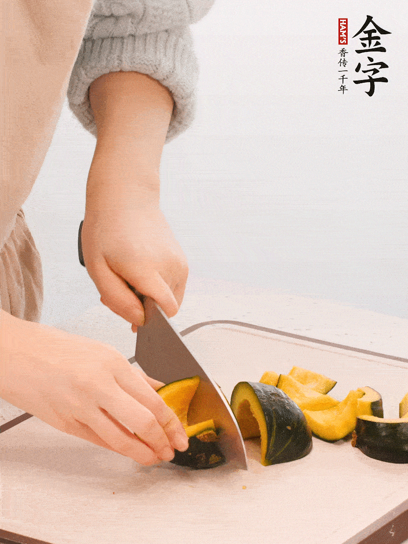 貝貝南瓜切小塊，生姜切成姜絲。