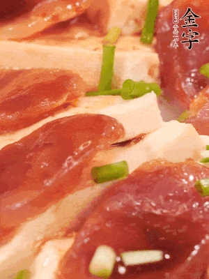 調一個醬汁：2勺生抽、1勺蠔油、半勺白糖、1勺淀粉、半碗清水調成料汁燒開