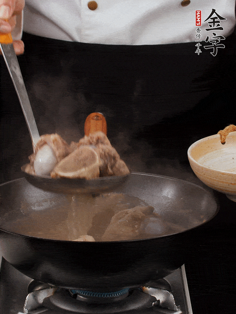 大筒骨清水浸泡30分鐘，中途換水2-3次。冷水下鍋，加姜片、料酒焯水，撇去浮沫。