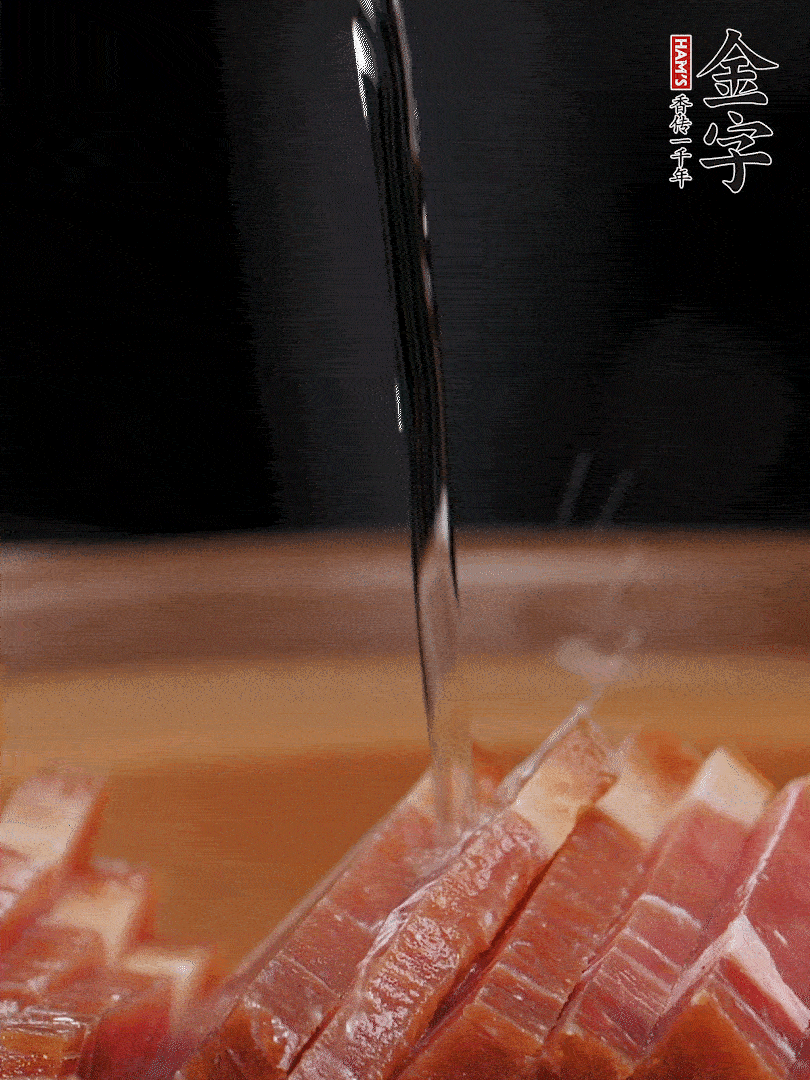 金字火腿切片，放入溫水中泡10分鐘，金字土香腸斜切成片。千張切成細(xì)條。