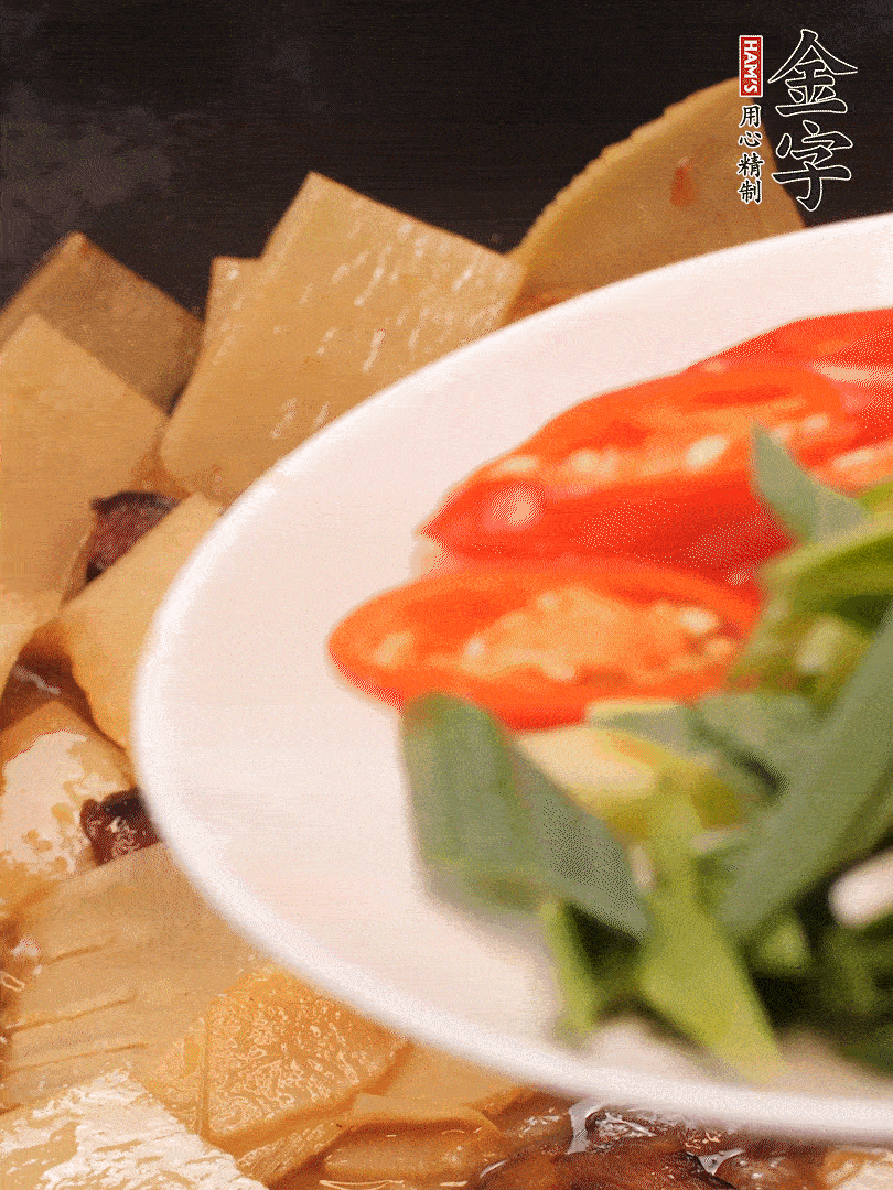 少許料酒增香，下蒜白、青紅辣椒略微翻炒