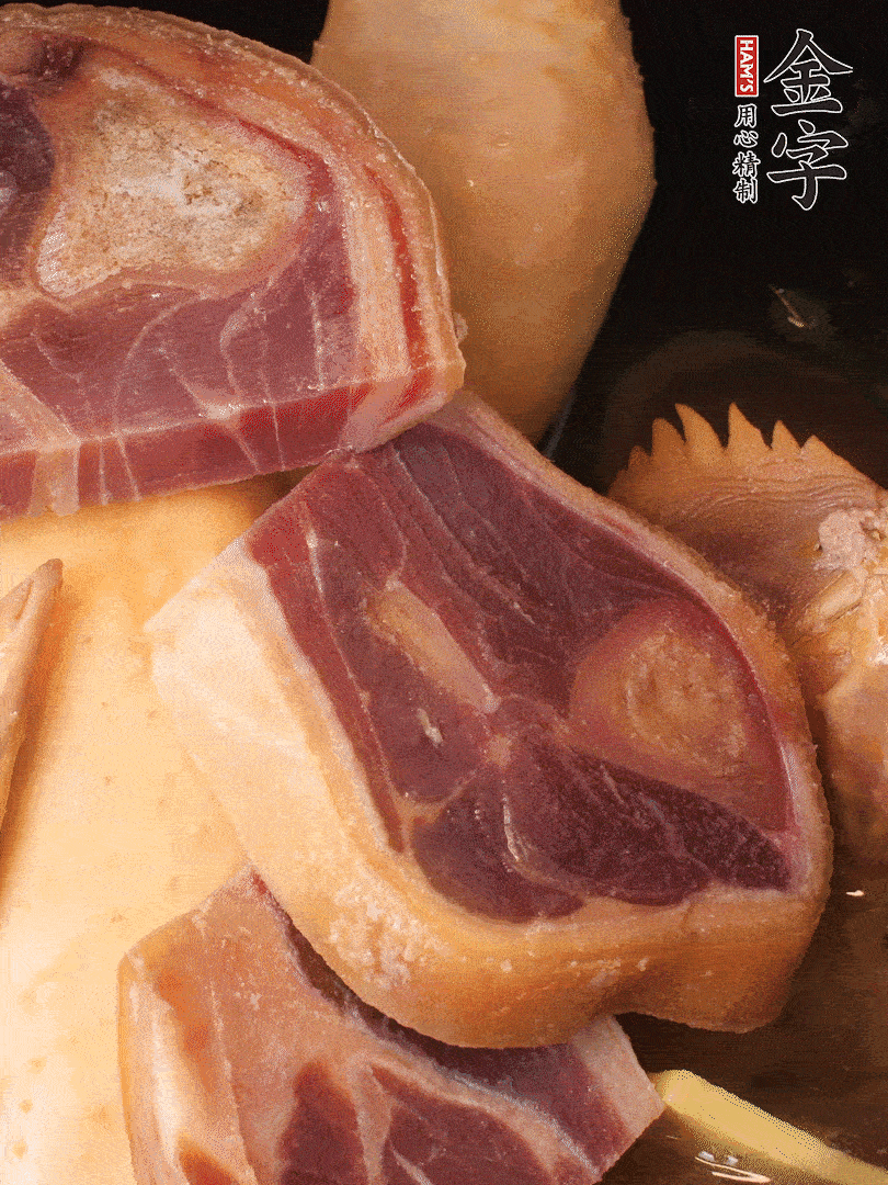 火踵、老母雞加蔥、姜、料酒、清水，大火燒開后轉(zhuǎn)小火，燉1小時