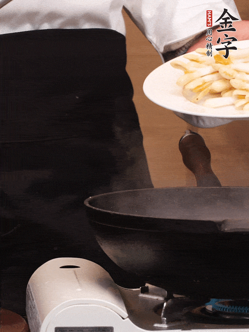 鍋中少許油，下花生芽