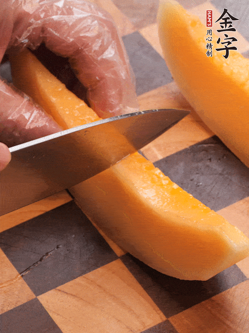 火腿包裹哈密瓜，按圓形擺放