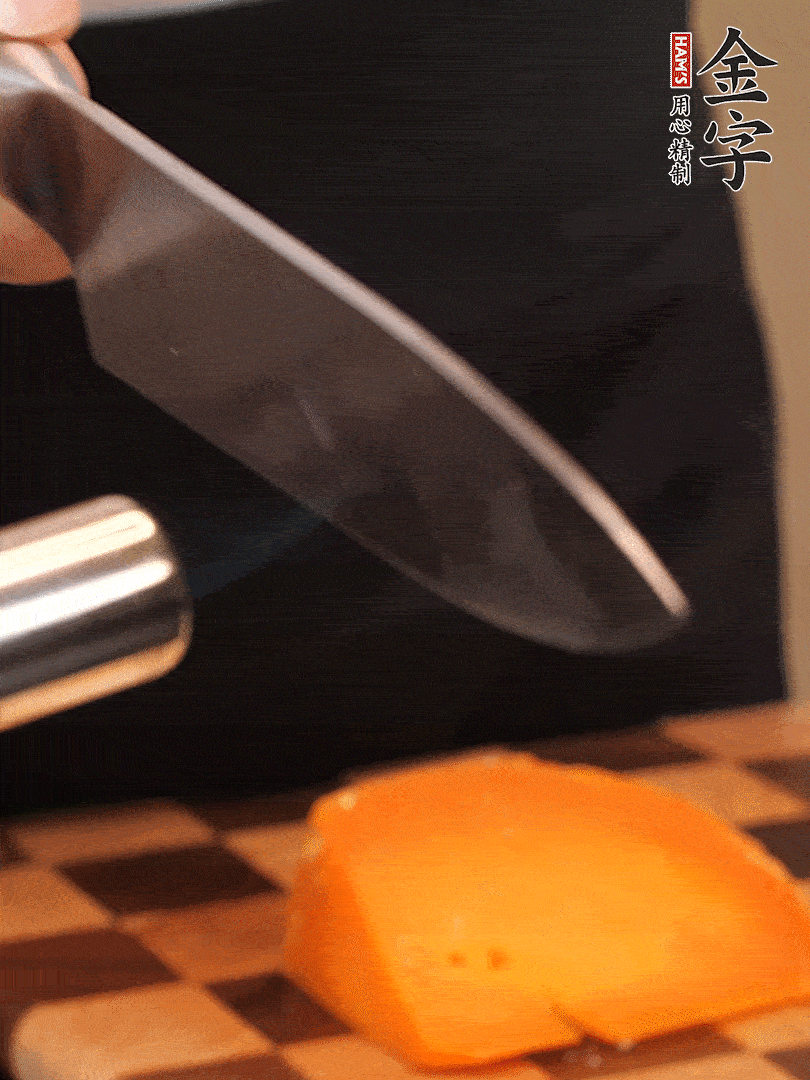 間隔擺上哈密瓜、奶酪、迷迭香、核桃仁