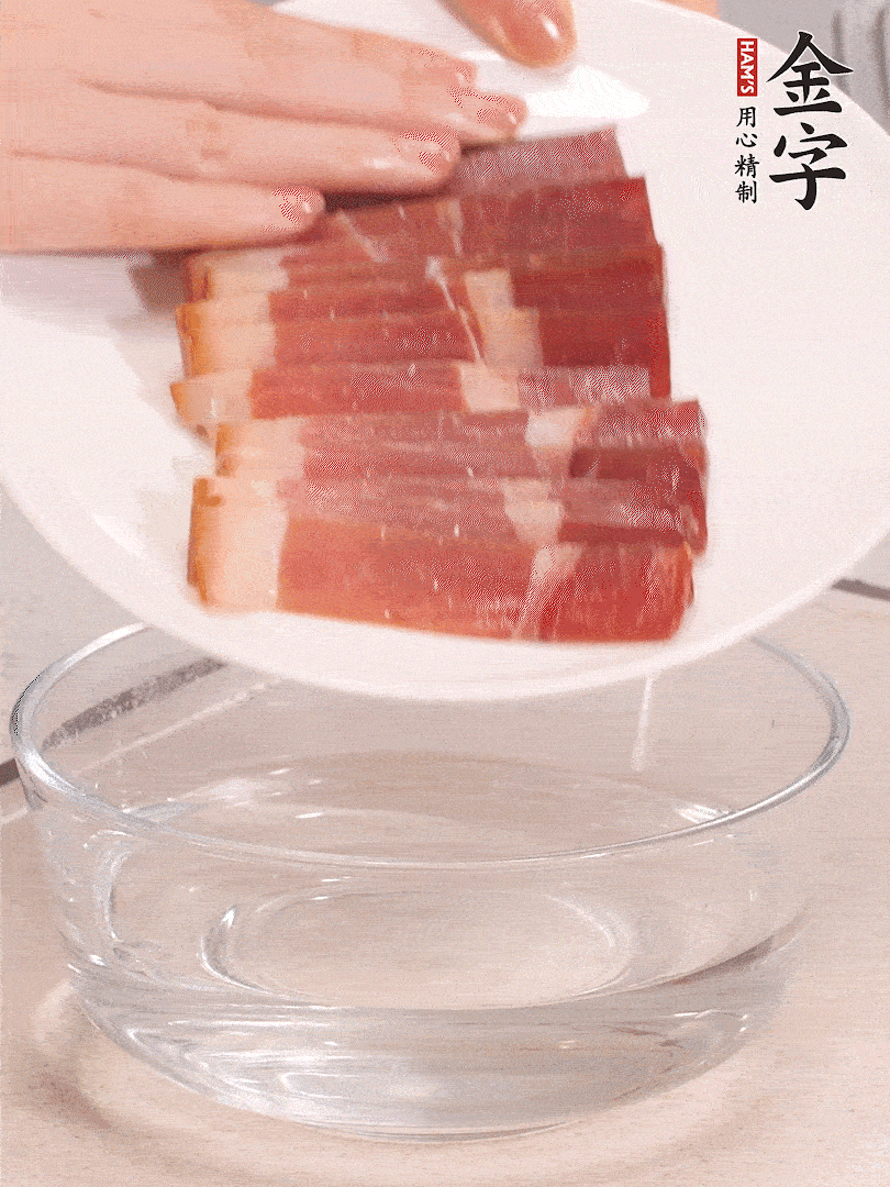 鴨腿冷水下鍋，加姜片、料酒焯水