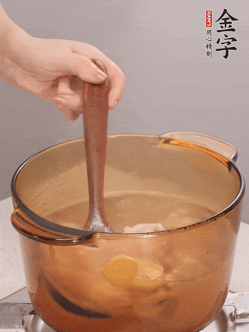 鴨肉、白果、火腿、生姜一起放入砂鍋，清水沒過食材，大火燉煮1小時