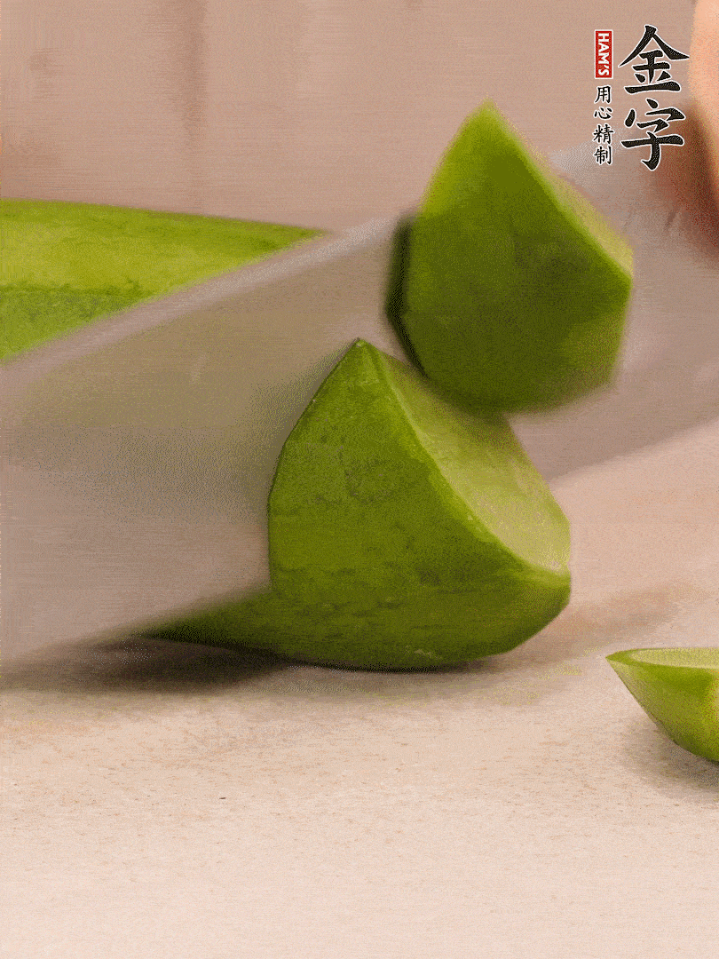 青、紅蘿卜洗凈，去皮切大塊