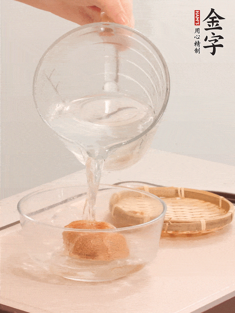 猴頭菇至少泡發(fā)半小時(shí)，將浸泡后的黃水?dāng)D干；