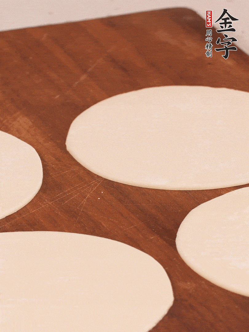 餃子皮均勻抹油，10張疊在一起，搟面杖搟開