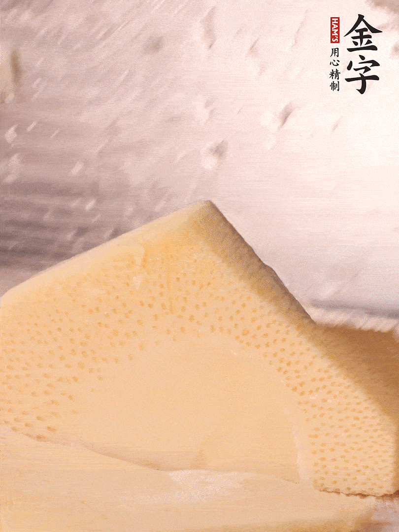 冬筍處理干凈，切滾刀塊，開水焯燙去除澀味