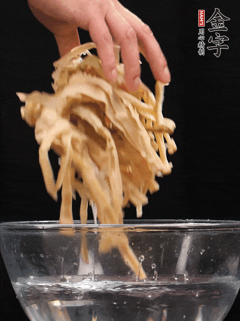 天目山筍干1把，清洗表面鹽分，用手撕成長條