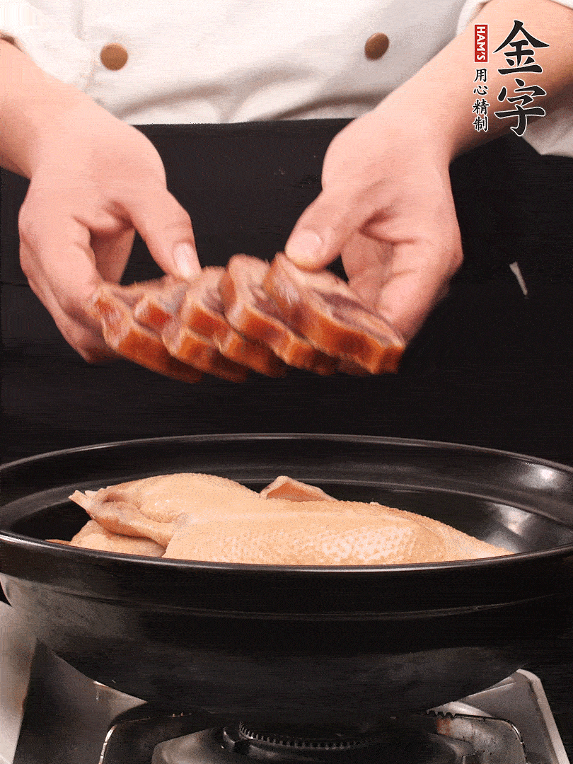 老鴨、金字火腿蹄片、筍干、姜片、蔥結(jié)，清水沒過鴨身2cm，加黃酒小半碗