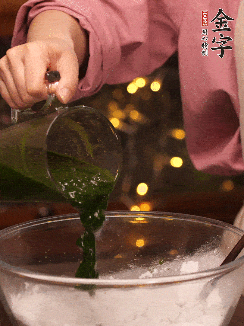 清明粿粉，分次加艾草泥，加點(diǎn)油揉2分鐘