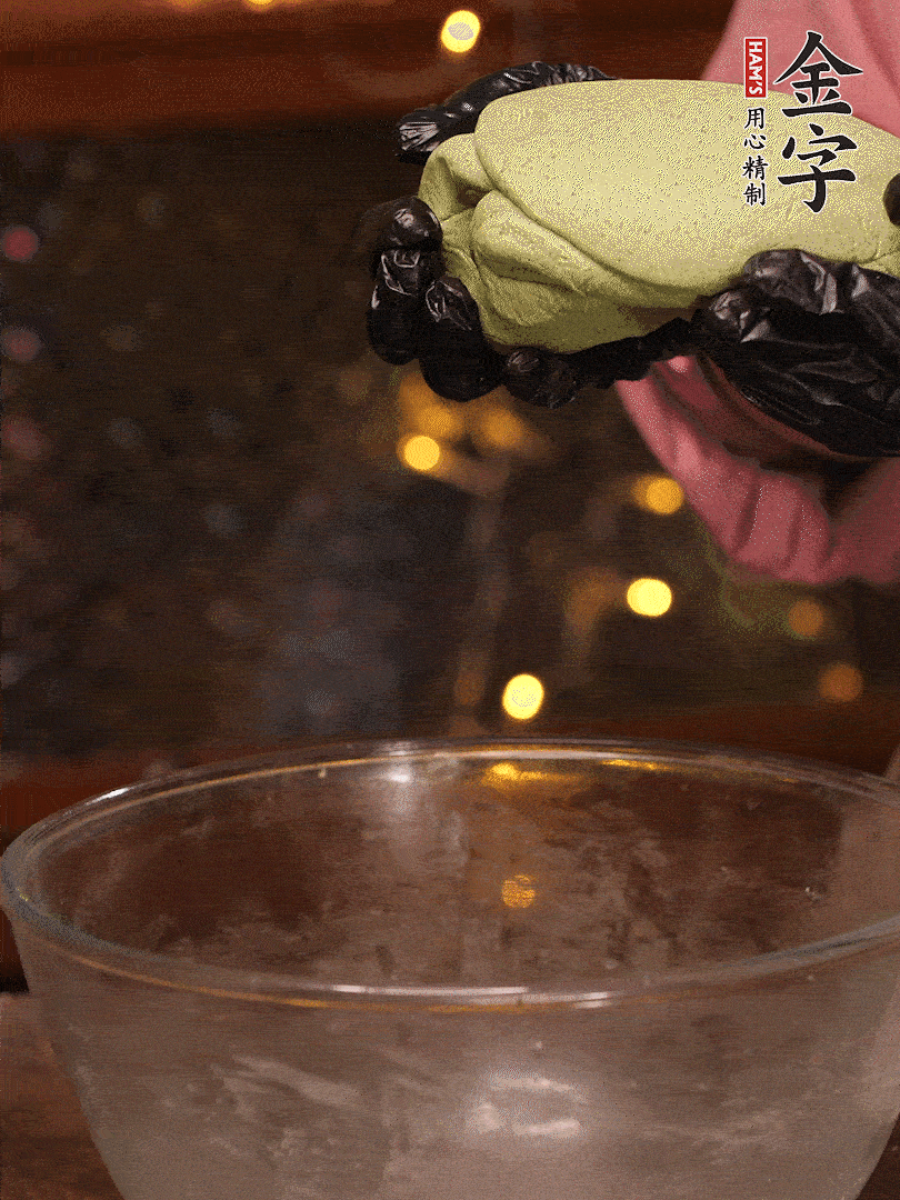 清明粿粉，分次加艾草泥，加點(diǎn)油揉2分鐘，揉到面團(tuán)光滑，醒發(fā)一下