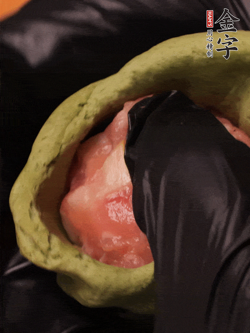 切成小劑子，中間壓個(gè)坑，做成碗狀，虎口慢慢收口