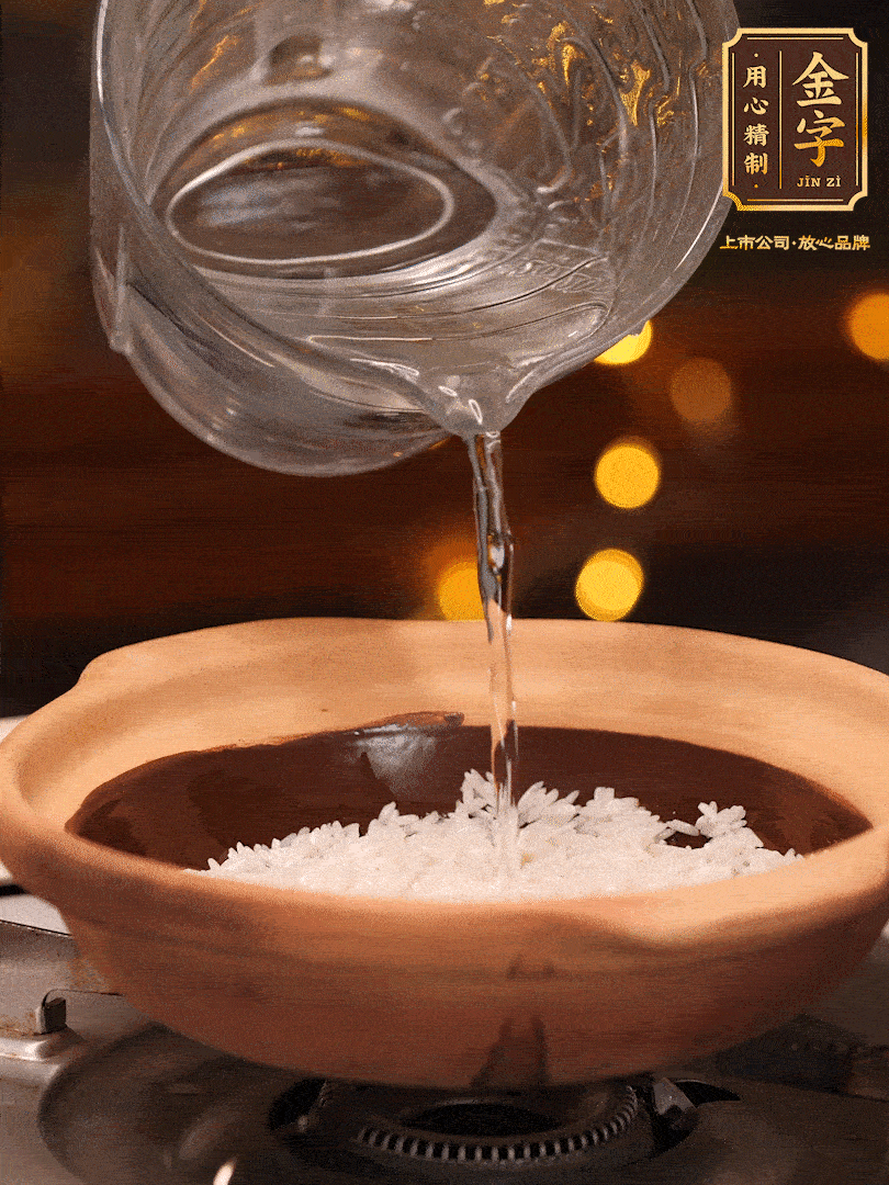 選一個中意的砂鍋加入1勺花生油并刷勻，倒入泡好的絲苗米、開大火煮至沸騰冒大泡后，轉(zhuǎn)中火蓋蓋燜煮5分鐘