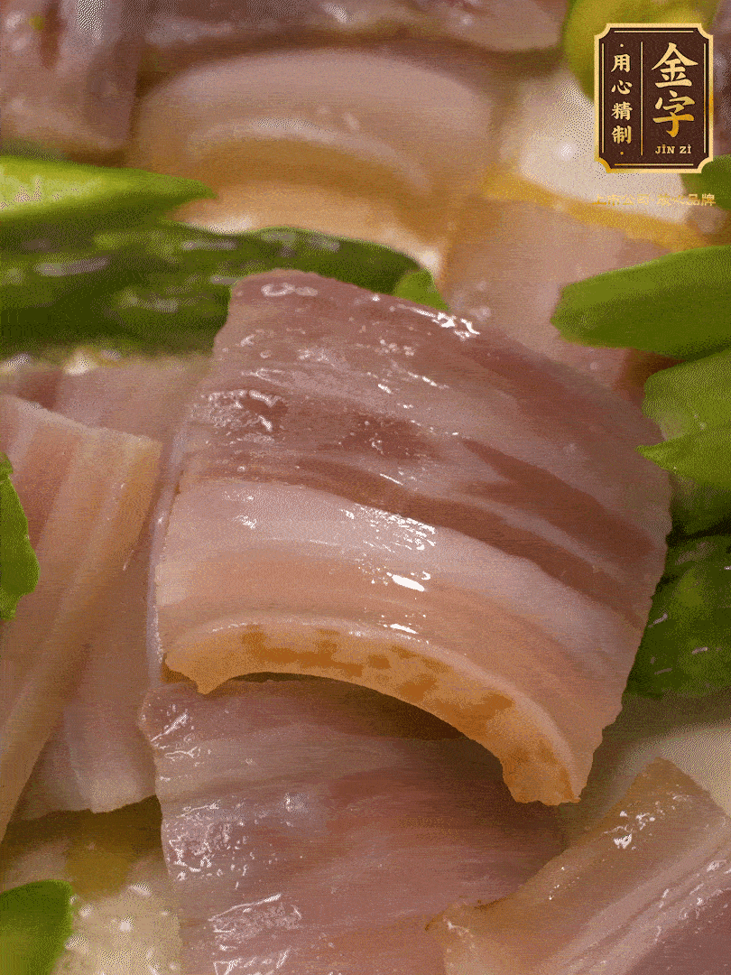 依次下蠶豆、蘆筍、白蘑菇翻炒均勻