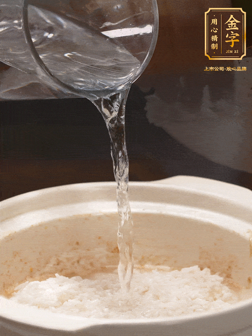 將泡好的米，加水一指，煮至沸騰