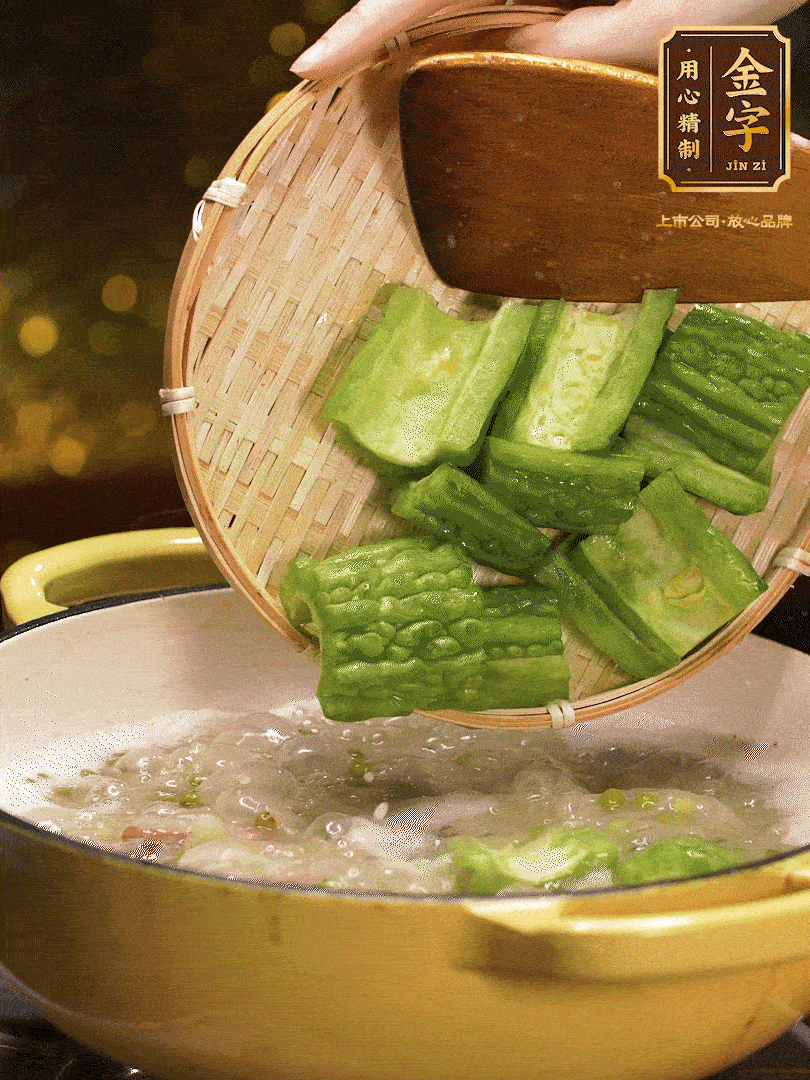 最后在放苦瓜燒開，放一點(diǎn)點(diǎn)調(diào)味糖，燉煮20分鐘
