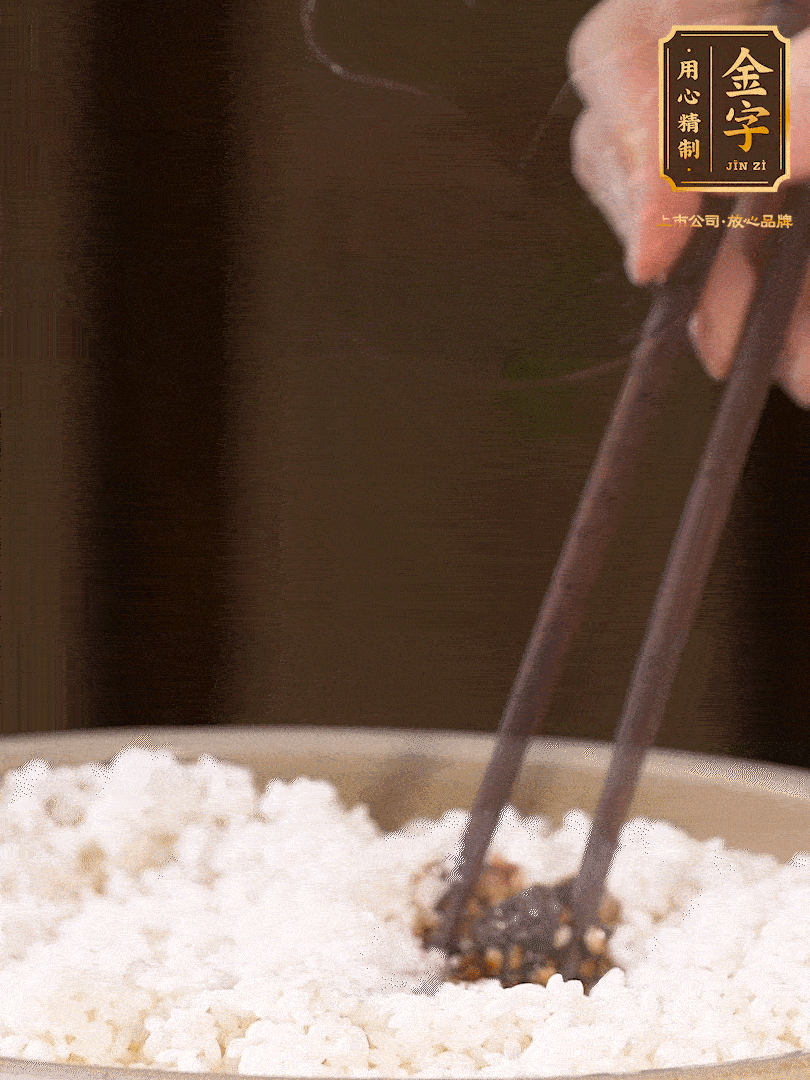 糯米淘洗干凈，浸泡4小時，控干水分后，加鹽、糖、老抽調(diào)味調(diào)色