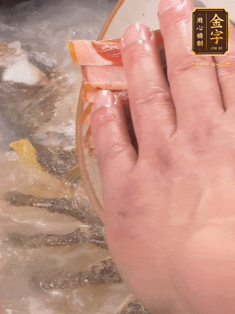 將煎好的魚，倒入三大碗開水。大火煮開后放入1個蔥結(jié)、2片姜片和1勺料酒和火腿片