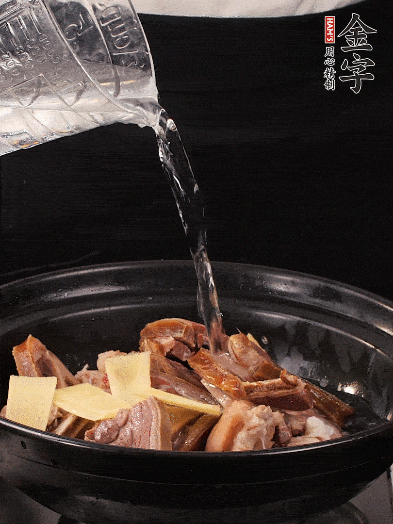 火腿、豬腳放到大砂鍋里，黃酒提鮮，蔥姜去腥，加2kg純凈水沒過食材。水一定要放足，中途最好不能加水