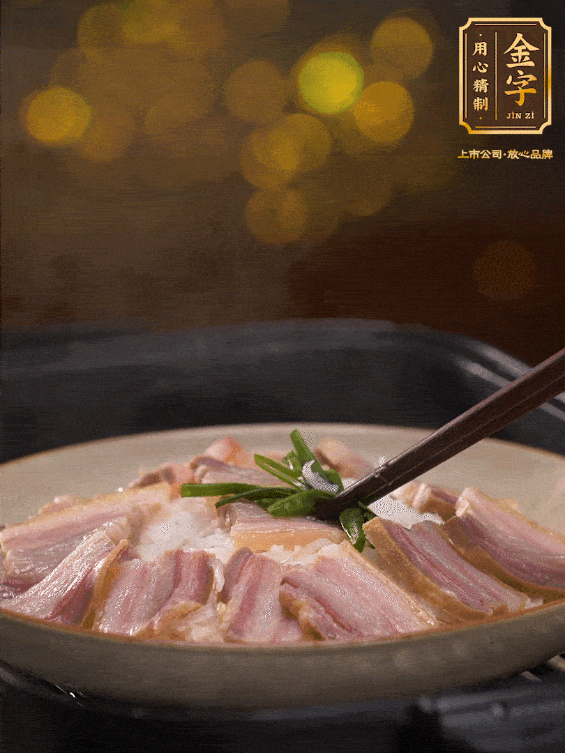 二十分鐘后關(guān)火，去除頂部的蔥段，最后撒上少許的蔥末，就完成了