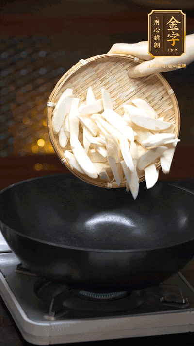 油至5成熱，下茭白塊翻炒，慢慢煎炒至表面微微焦黃