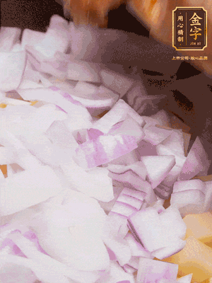 倒入洗干凈的大米、土豆丁、洋蔥碎、排骨、金字火腿xo醬、水