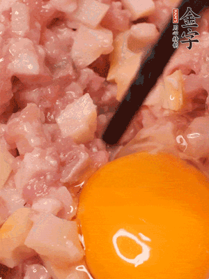 豬肉末、咸肉丁，分次加蔥姜水，一勺糖、一丟白胡椒，春筍丁，打入一個(gè)雞蛋