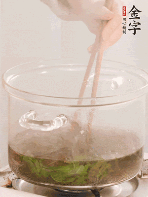 香椿焯水，變色后撈出，切成小段