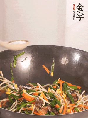 炒合菜：金字醬油肉、綠豆芽、韭菜
