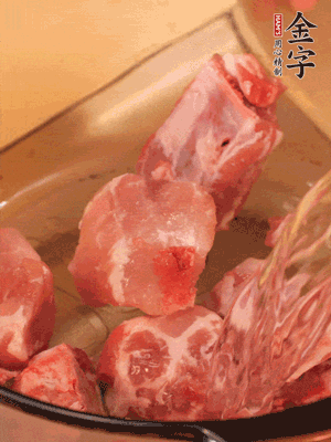 排骨冷水下鍋，加料酒、姜片，煮開綽水