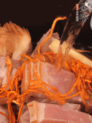 將所有食材一起倒進(jìn)鍋中，加水沒過食材，燉煮30分鐘即可