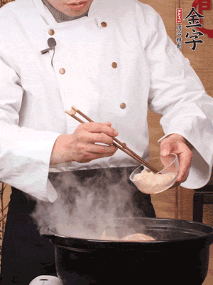 花膠、金湯放入鍋中小火再燉10分鐘