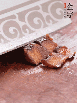 金字醬油肉水煮15分鐘，切薄片