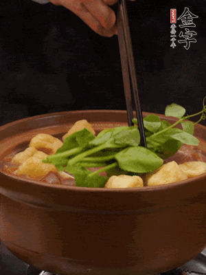 加筒骨煲的經(jīng)典配菜：金字土香腸、油豆腐、千張蓋上蓋子燜一會(huì)兒，耐心等候10分鐘。