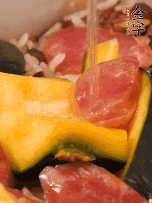 倒入溫開水，水量高出米面一個指節(jié)。